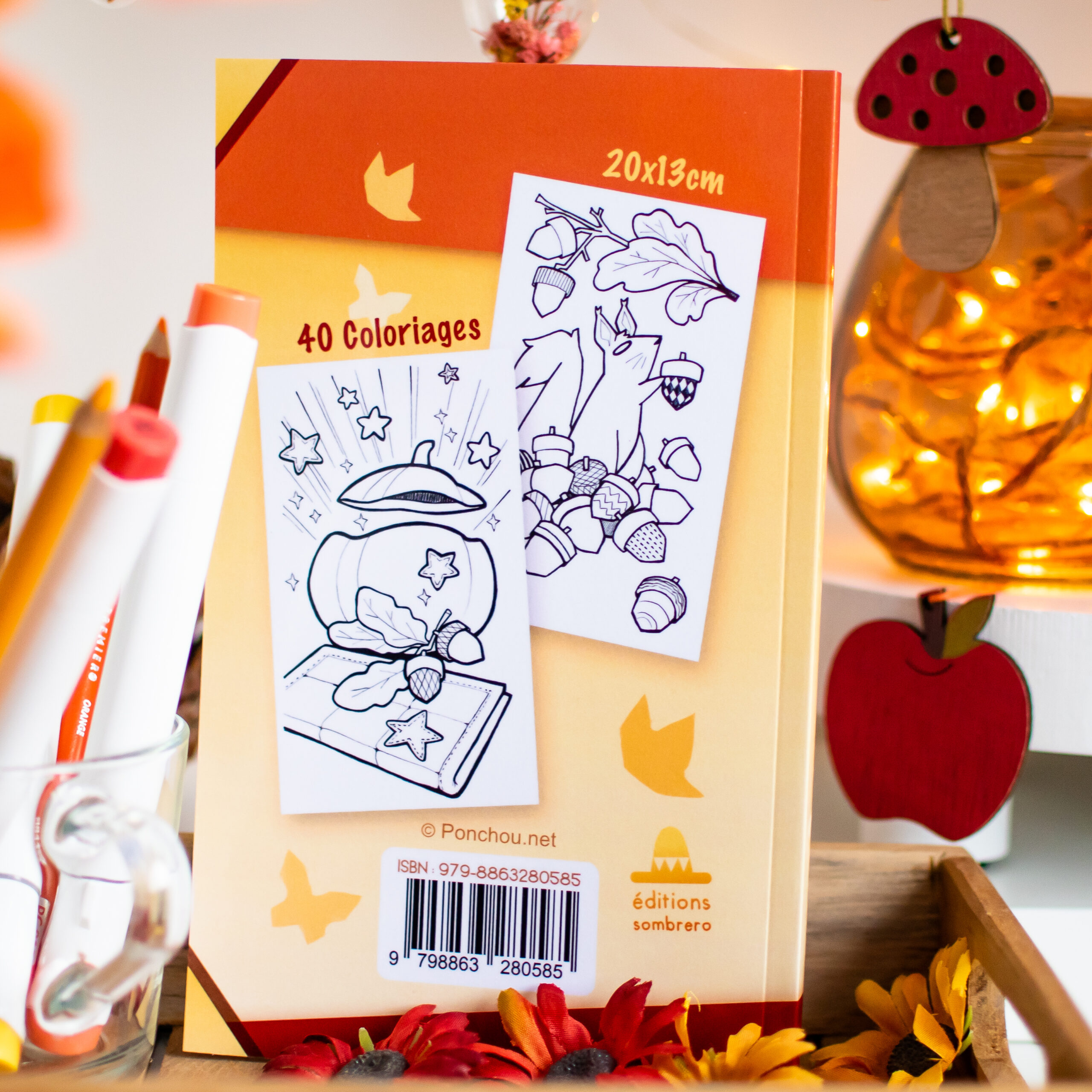 La quatrième de couverture de *Petits Coloriages d'Automne* présente deux exemples de scènes automnales en noir et blanc, avec des feuilles et des glands, la mention « 40 coloriages », les dimensions 20 x 13 cm, et est agrémentée de motifs automnaux aux couleurs chaudes.