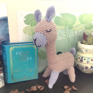 Lama au crochet pour adoption - brun/violet