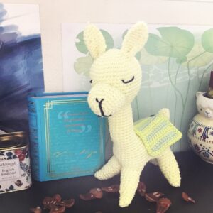 Lama au crochet pour adoption - jaune
