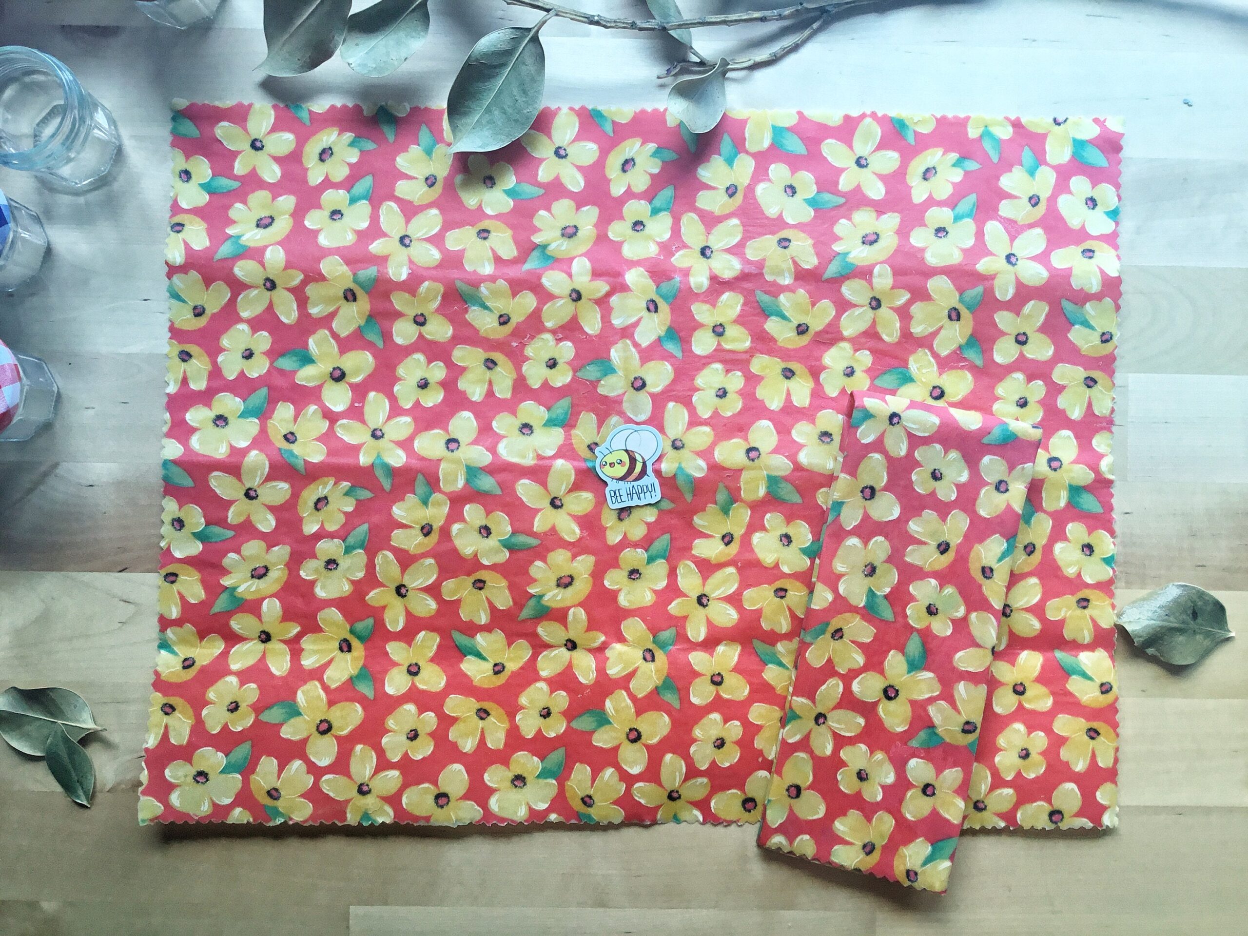 Wraps à la cire d'abeille - rouge et fleurs jaunes (grand format) – Image 2