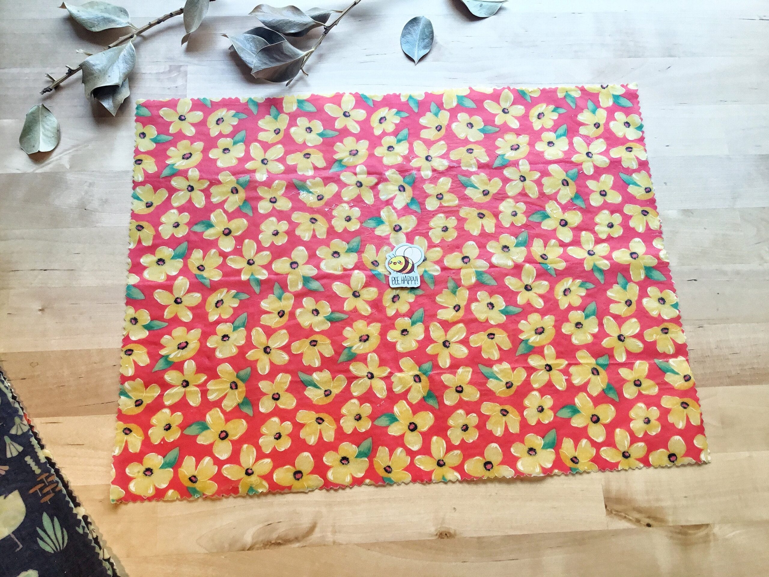 Wraps à la cire d'abeille - rouge et fleurs jaunes (grand format)