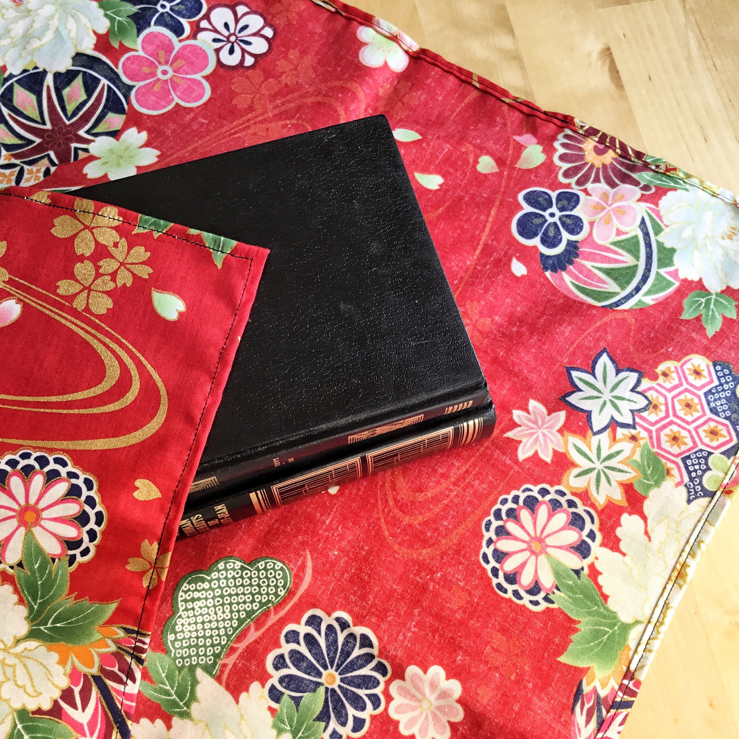 Furoshiki M • tissu japonais rouge, fleurs et or – Image 3