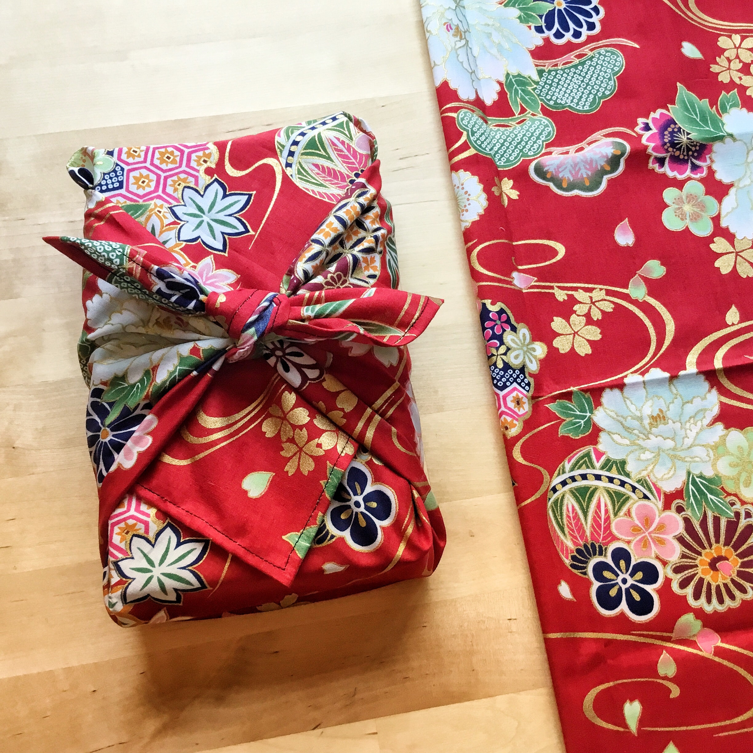 Furoshiki M • tissu japonais rouge, fleurs et or – Image 4