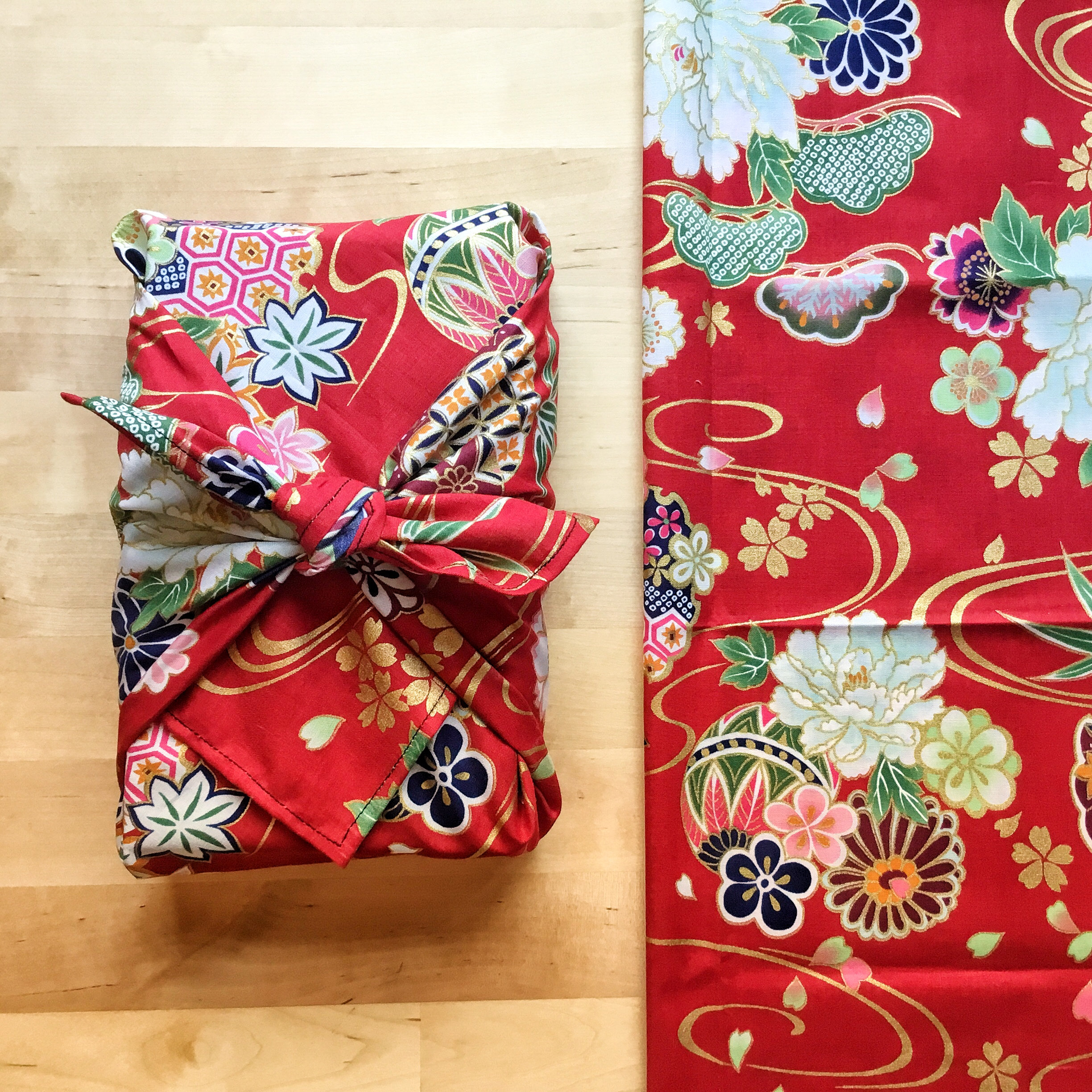 Furoshiki M • tissu japonais rouge, fleurs et or – Image 2