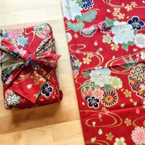 Furoshiki M • tissu japonais rouge, fleurs et or