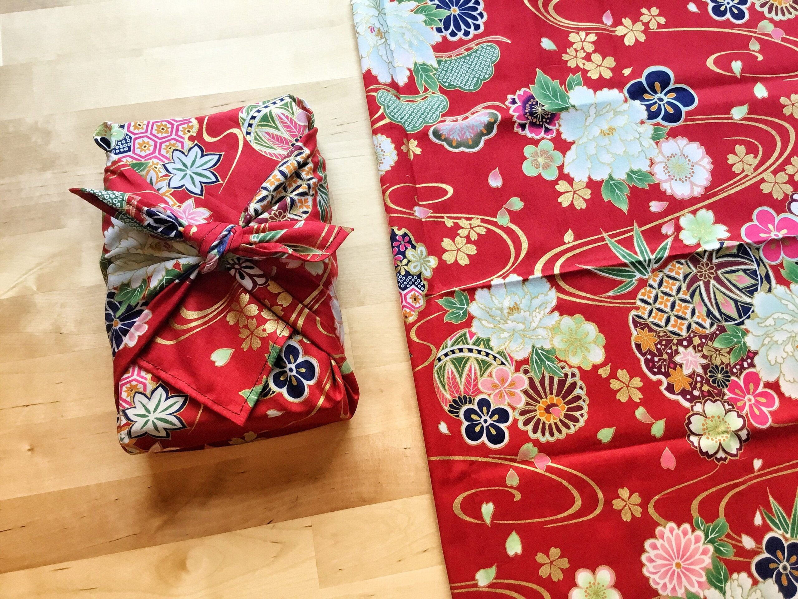 Furoshiki M • tissu japonais rouge, fleurs et or