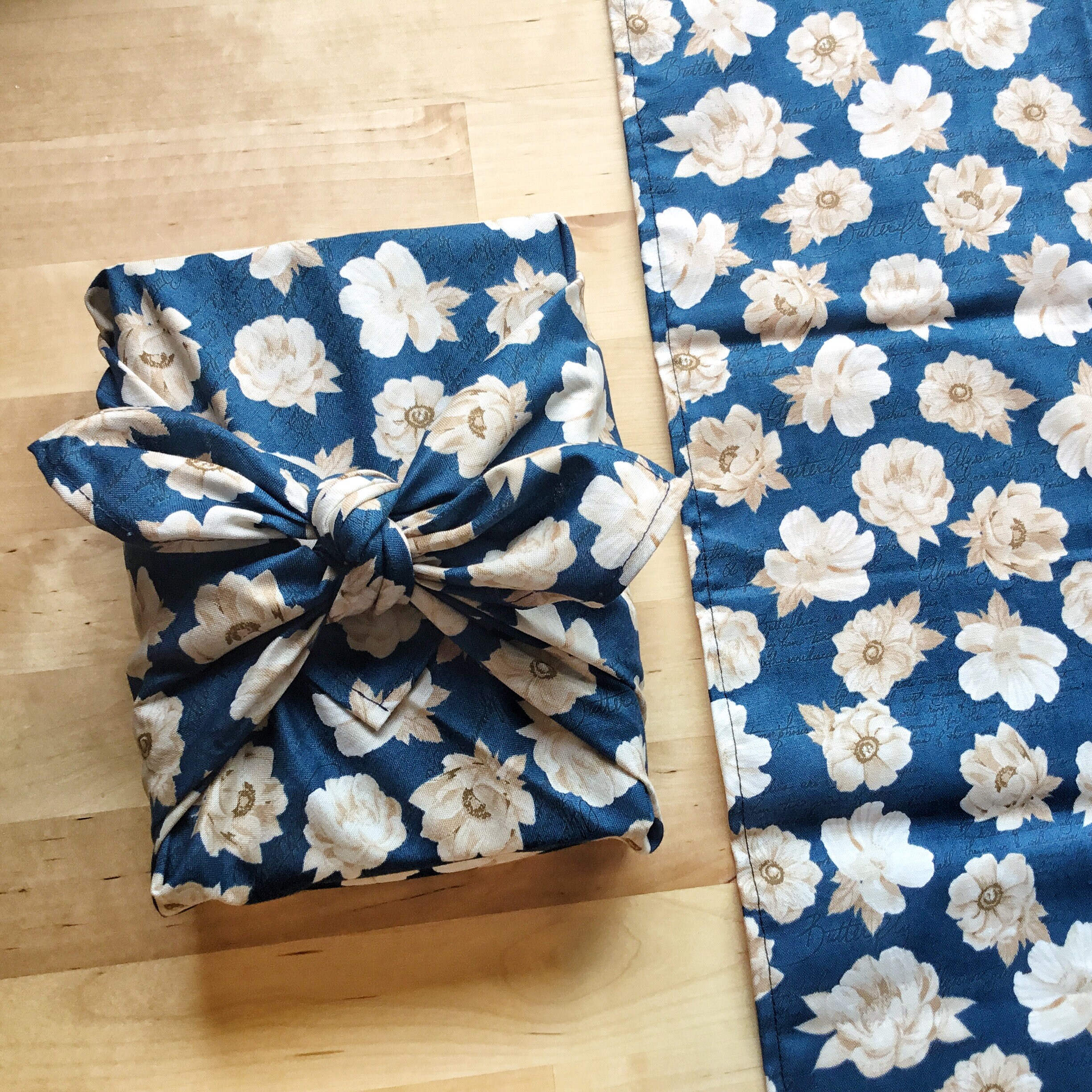 Furoshiki M • tissu fleuri blanc et bleu – Image 4