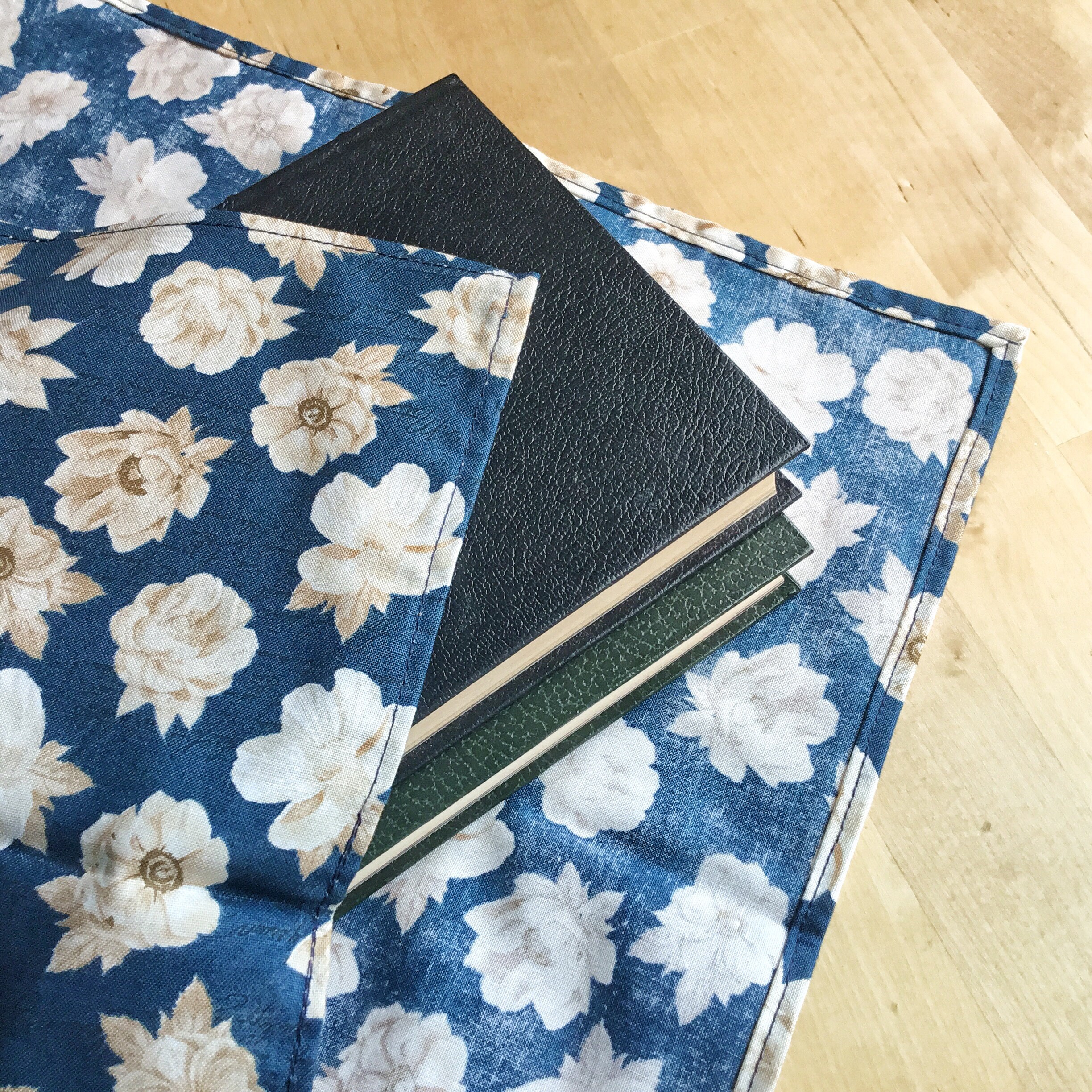 Furoshiki M • tissu fleuri blanc et bleu – Image 3