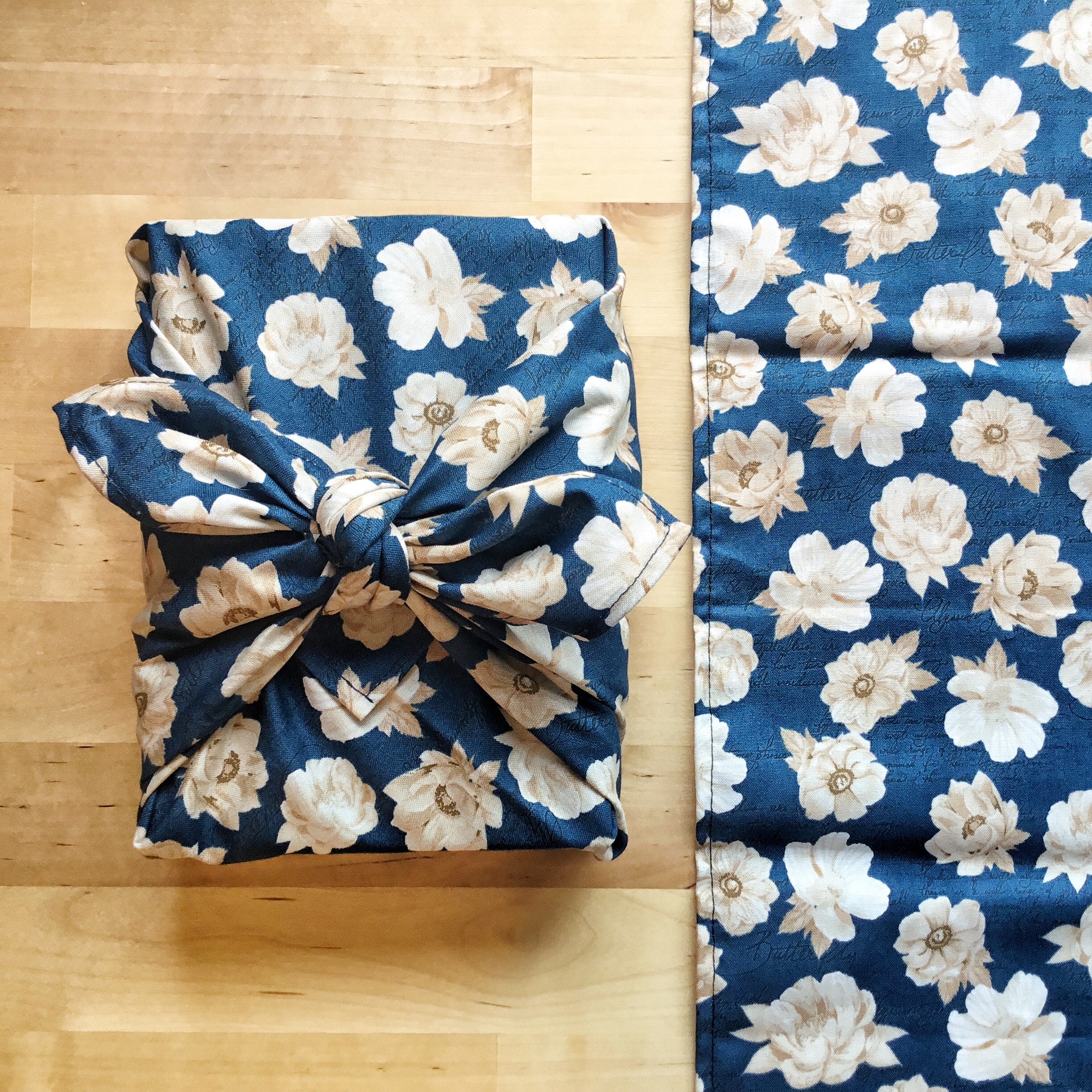 Furoshiki M • tissu fleuri blanc et bleu – Image 2