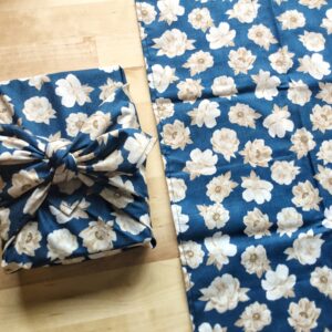 Furoshiki M • tissu fleuri blanc et bleu