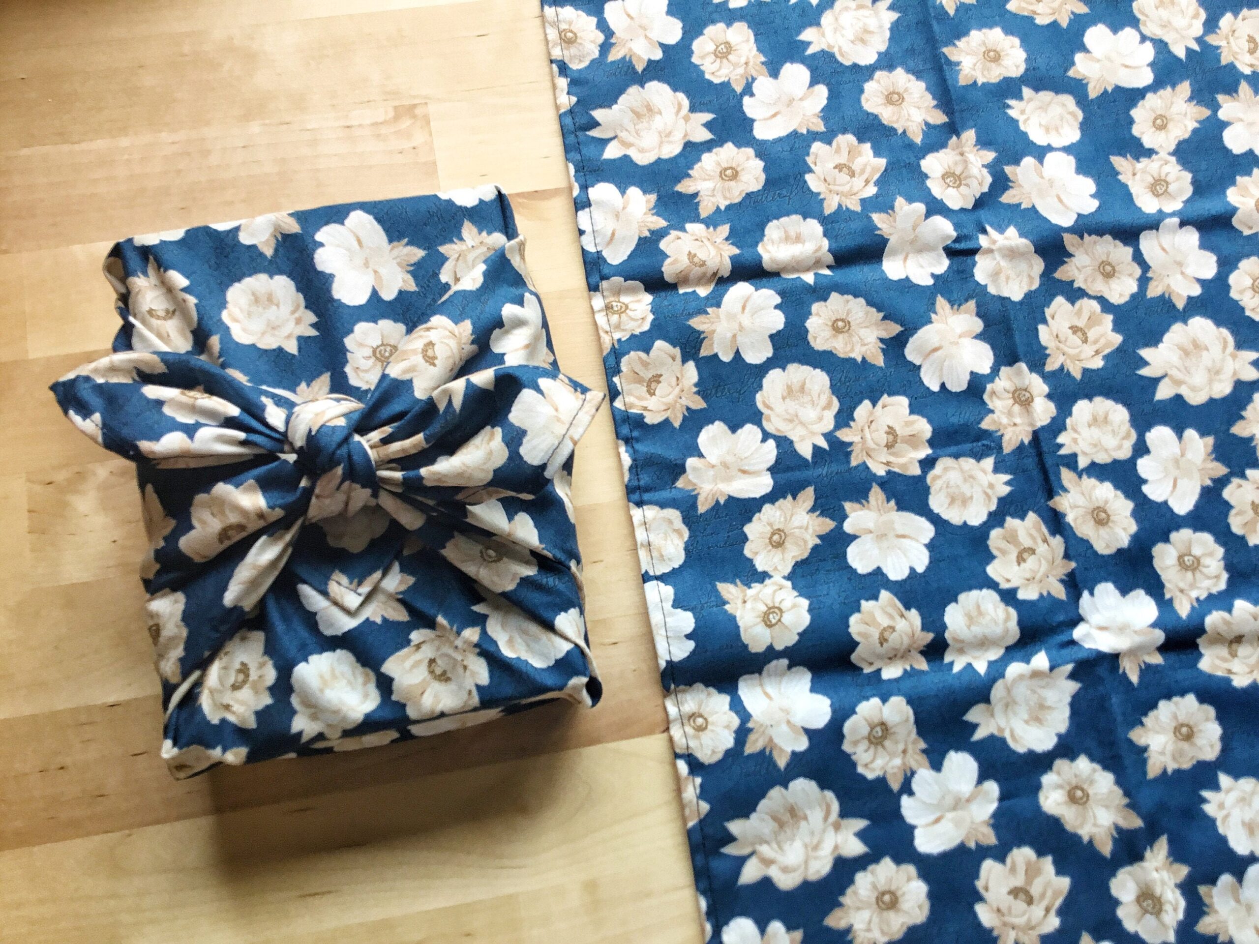 Furoshiki M • tissu fleuri blanc et bleu