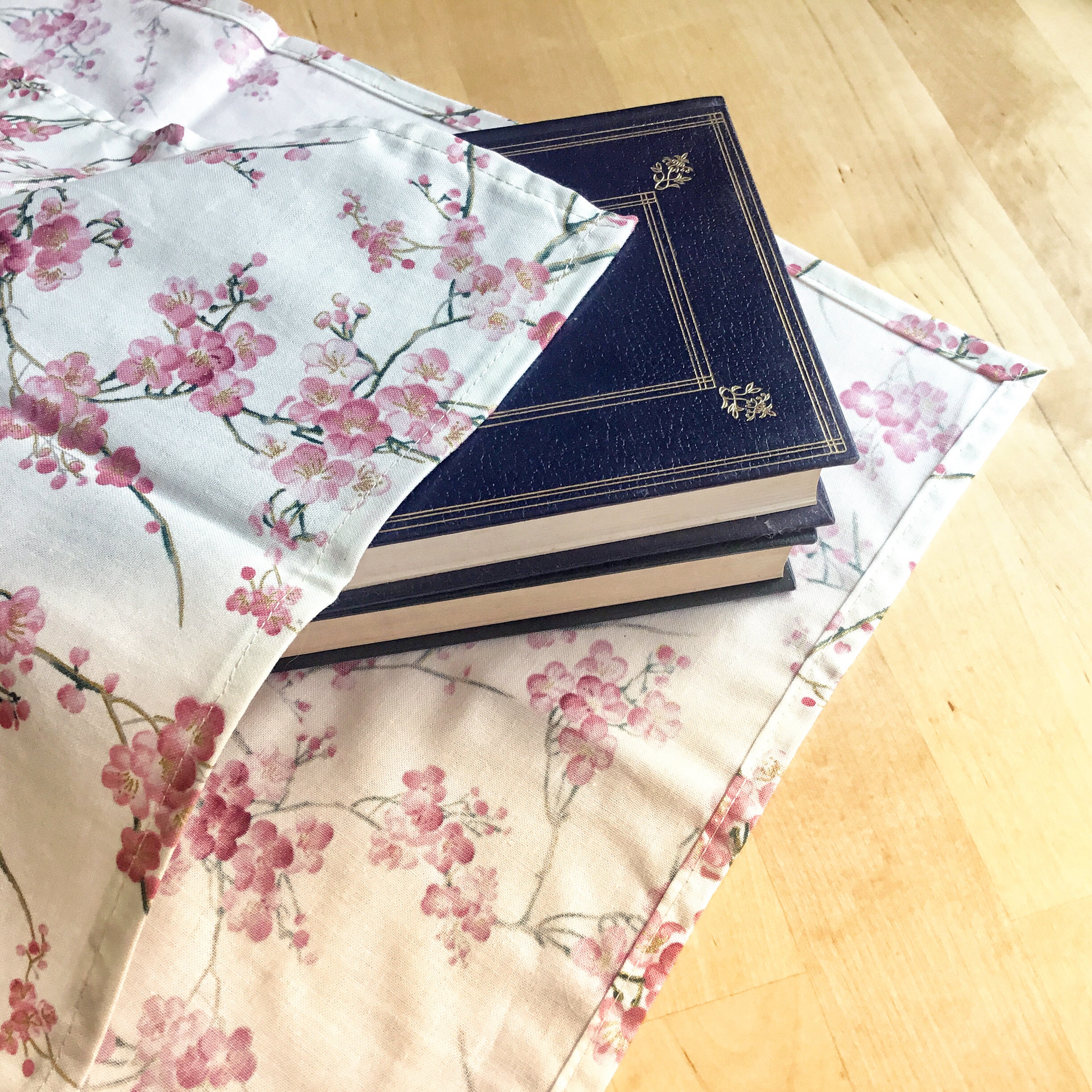 Furoshiki M • tissu japonais prunier rose et doré – Image 3