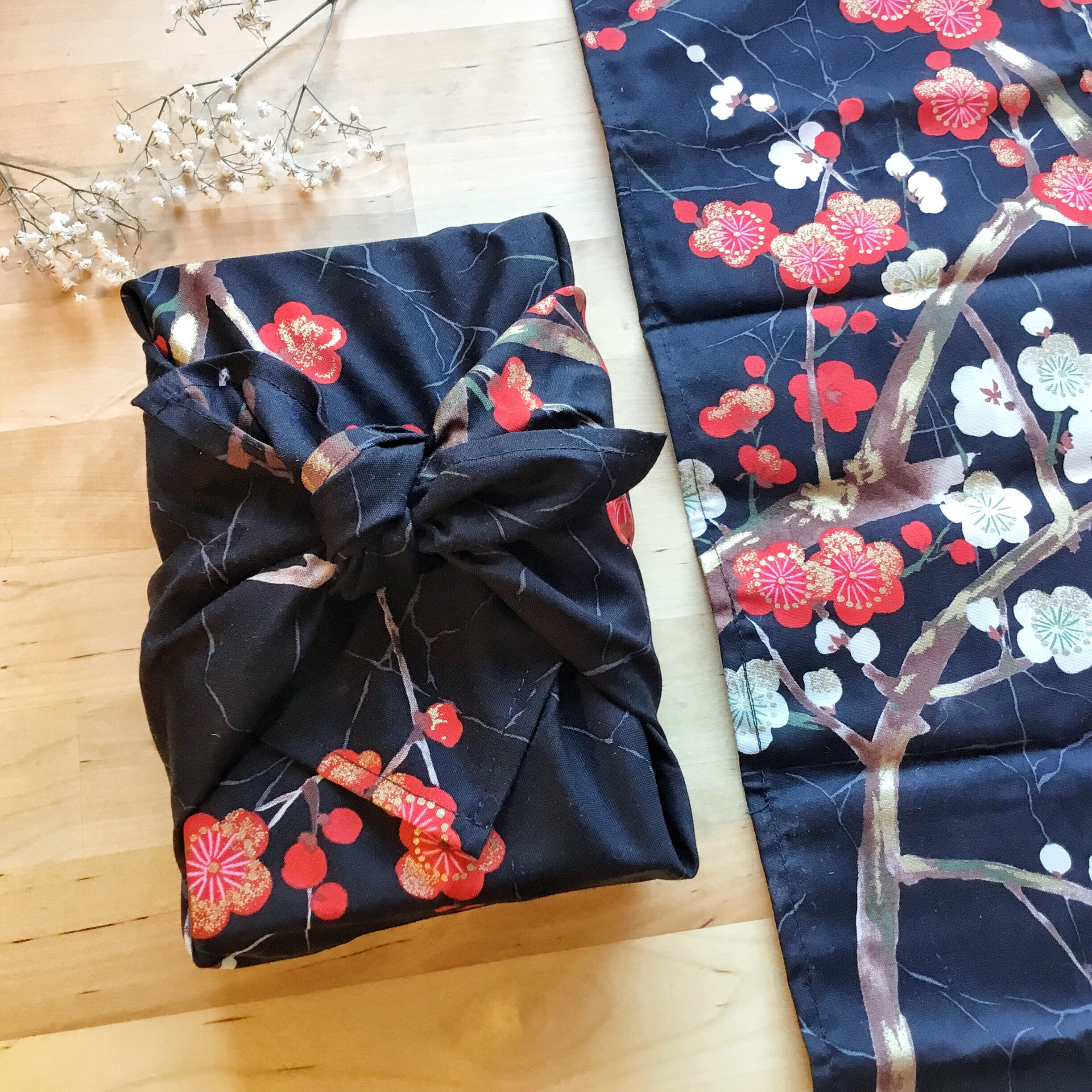 Furoshiki M • tissu prunier japonais noir – Image 4