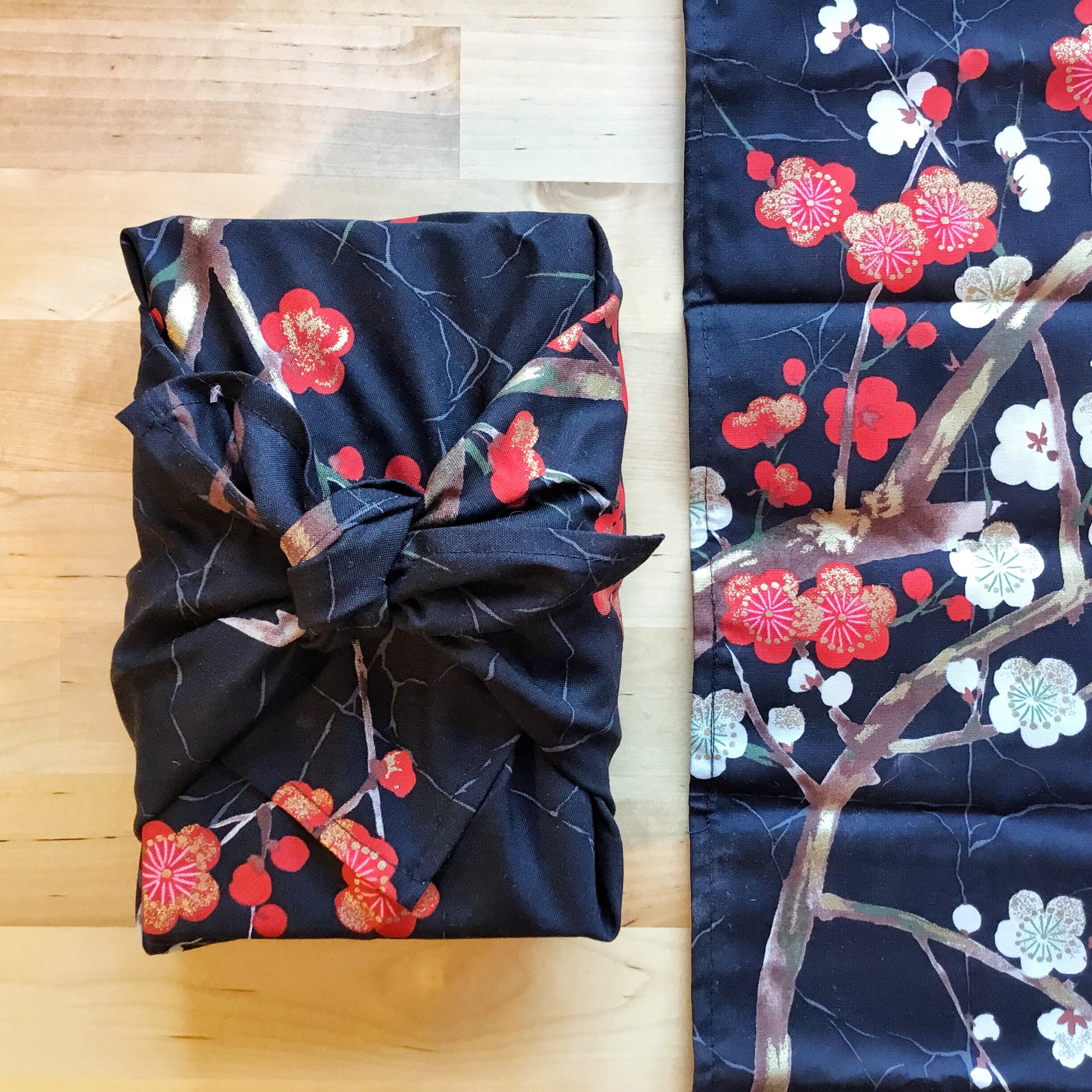 Furoshiki M • tissu prunier japonais noir – Image 2