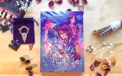 « La Rose de Kirjava • Tome 1 » repose sur une table en bois, entouré de fleurs séchées, de pétales de rose, d’une pochette violette contenant des bijoux, de pièces de puzzle et d’un bouquet de sauge.