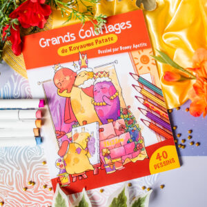 « Coloriages du Royaume Patate » est un livre de coloriage français dont la couverture représente d'adorables personnages en forme de pommes de terre déguisés en membres de la royauté, entourés de crayons de couleur, de matériel de dessin et de fleurs décoratives.