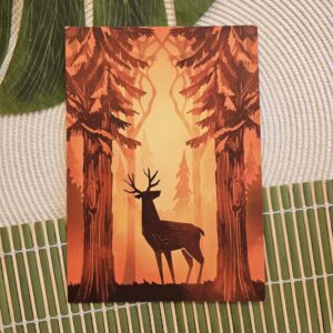 La silhouette d'un cerf se détache entre de grands arbres dans une forêt aux teintes orangées, tandis que les arbres au loin s'estompent à l'arrière-plan. L'image est posée sur une natte en bambou ornée d'un motif tissé vert et blanc.