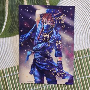 Un personnage de style anime, vêtu d'une tenue de ninja bleue rehaussée de touches dorées, se tient debout, l'air assuré. L'arrière-plan présente des nuances de violet et d'or. L'image est placée sur une surface texturée où l'on aperçoit des feuilles vertes et une natte en bambou.