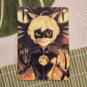 Illustration stylisée représentant un personnage vêtu d'un costume de super-héros noir ressemblant à celui d'un chat, aux cheveux blonds et aux oreilles de chat, sur fond de feuillage. Le personnage sourit et lève les mains gantées et munies de griffes.