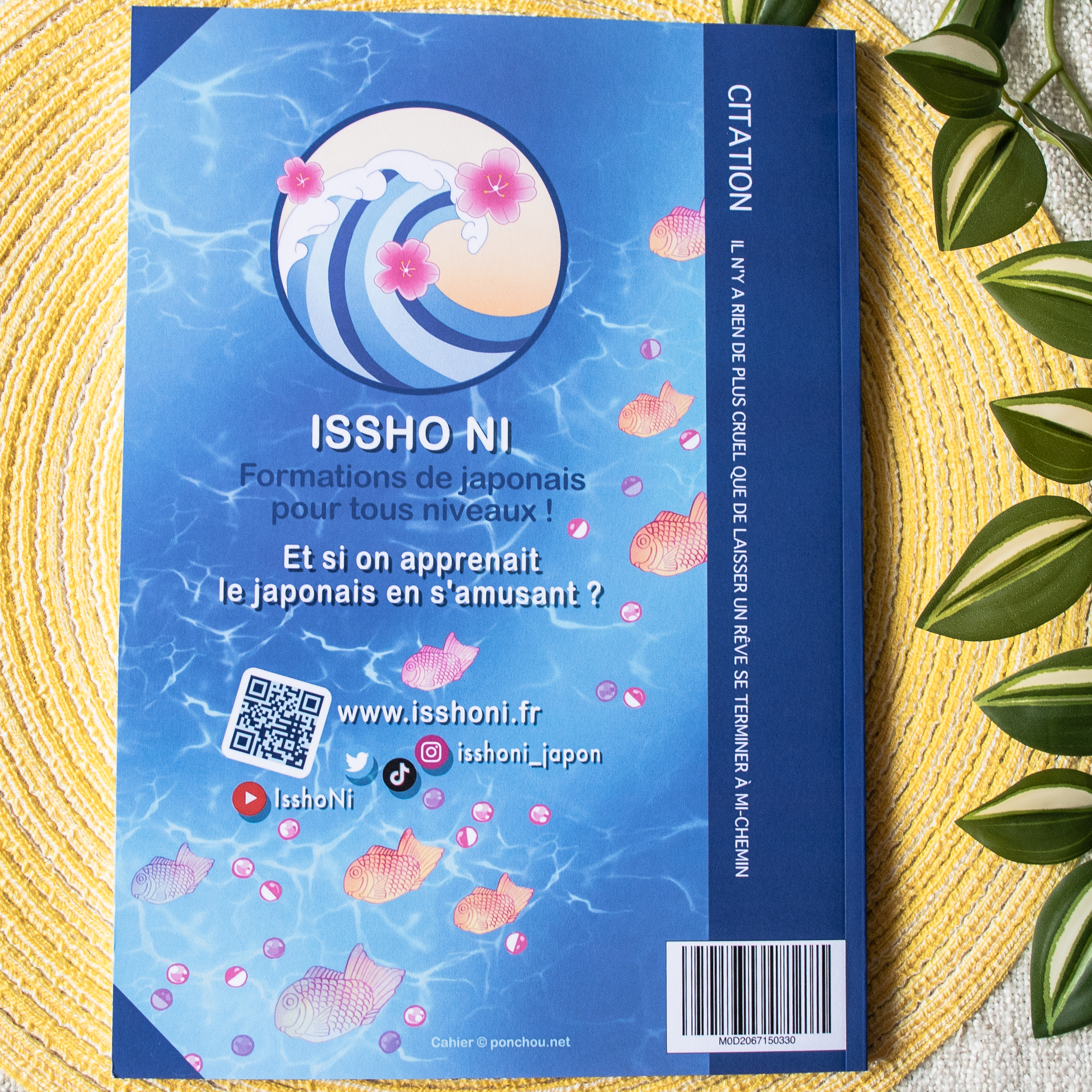 Quatrième de couverture d'un livre en français, représentant des carpes koï, de l'eau, des nénuphars et un code QR. Le texte fait la promotion des cours de japonais proposés par ISSHO NI, en suggérant que l'apprentissage du japonais peut être ludique. Des feuillages apparaissent en arrière-plan.